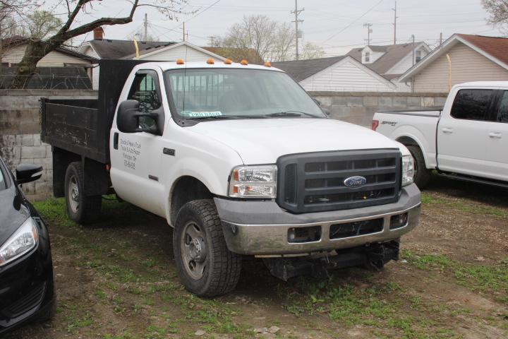  2006 Ford F-350 Flatbed Truck